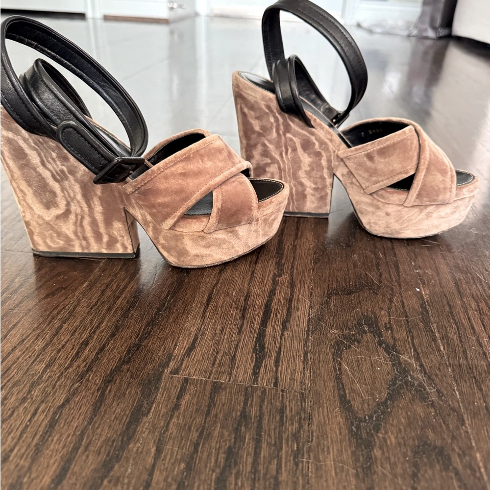 Sergio Rossi  Hannalore Velvet Platform Heels
Size 38.5/ 8